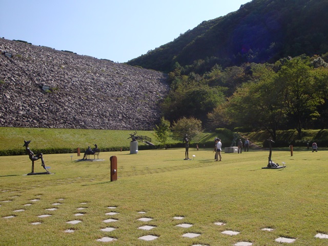 ダムの下の彫刻広場.jpg