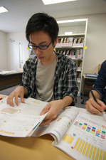 教科書を比較する学生