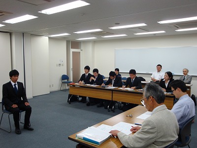 模擬面接の様子　本番さながらの緊張感が漂ってきます