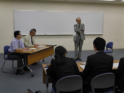 受講生へ激励のメッセージを送る飛世学部長