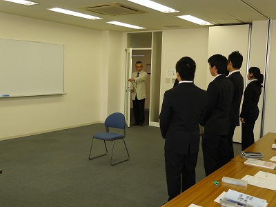 面接室への入室方法を学ぶ学生たち