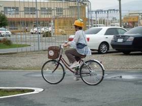 自転車走行中の高齢者