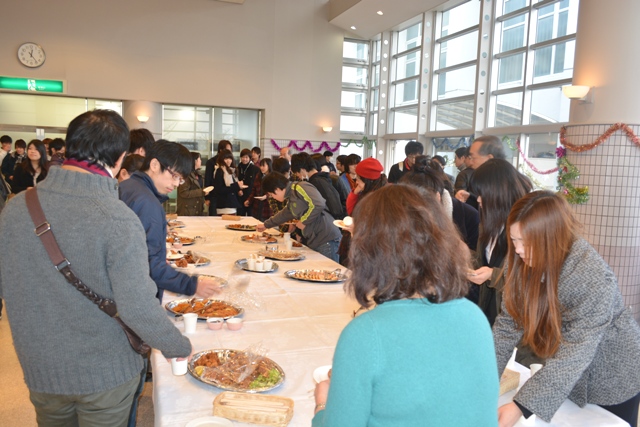 大勢の学生・教職員が集まった会場.JPG