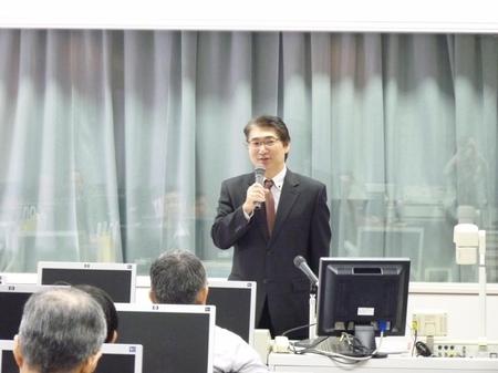 岩井学長挨拶（学びなおしプログラム）.JPG