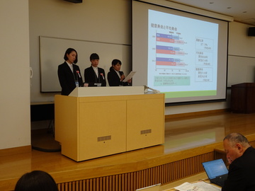 ④発表する食物栄養学科チーム.JPG