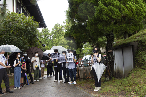 奈良ホテル敷地内の防空壕前で解説する末吉ゼミの学生.JPG