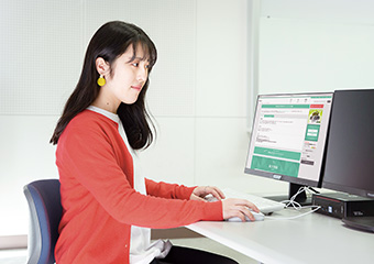 アルバイトを探す学生