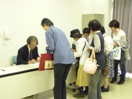 講演終了後に開催された村尾忠廣先生のサイン会には大勢の受講者が詰めかけました