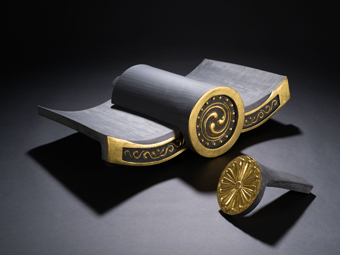 郡山城天守台出土金箔瓦復元プロジェクト :: 帝塚山大学