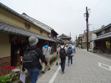 明日香村の古い街並みを歩く参加者.JPG