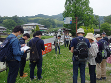 遺跡をガイドする学生(明日香村島庄遺跡）.JPG